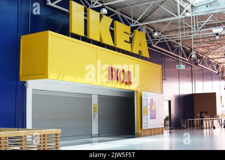 Krasnodar, Russland, 26. August 2022: IKEA hat die Arbeit in Russland eingestellt. Die Geschäfte sind geschlossen. Westliche Unternehmen verlassen Russland. Stockfoto