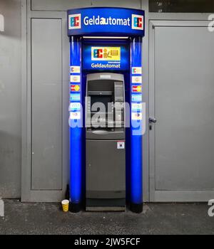 Kiel, Deutschland - 03. September 2022: Ein blauer Geldautomat mit zahlreichen Logos und Symbolen Stockfoto