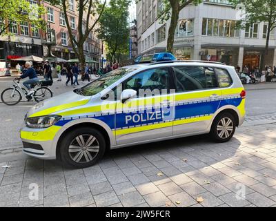 Hamburg, Deutschland - 03. September 2022: Ein deutsches Polizeifahrzeug in der Hamburger Innenstadt. Stockfoto