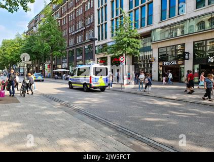 Hamburg, Deutschland - 03. September 2022: Ein deutsches Polizeifahrzeug in der Hamburger Innenstadt. Stockfoto