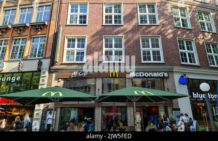 Hamburg, Deutschland - 03. September 2022: Eingang einer McDonalds- und McCafe-Filiale in der Hamburger Innenstadt. Stockfoto