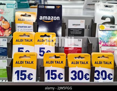 Kiel, Deutschland - 03. September 2022: Viele Kredit- und Geschenkkarten von PlayStation, Xbox, Vodafone, Alditalk und Amazon in einem Supermarkt Stockfoto