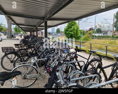 Kiel, Deutschland - 03. September 2022: Fahrräder auf einem Parkplatz in der Nähe eines Bahnhofs Stockfoto