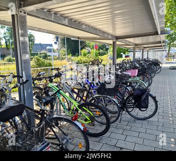 Kiel, Deutschland - 03. September 2022: Fahrräder auf einem Parkplatz in der Nähe eines Bahnhofs Stockfoto