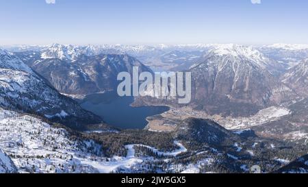 Herrliche Aussicht auf verschneite Winter-Alpenlandschaft mit Tal, Bergen und See, Österreich, Europa Stockfoto