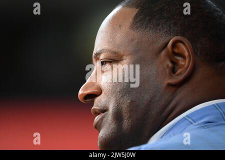 03. September 2022: Dino Babers, Cheftrainer von Syracuse Orange, schaut vor dem Spiel gegen die Louisville Cardinals am Samstag, 3. September 2022 im JMA Wireless Dome in Syracuse, New York, nach. Rich Barnes/CSM Stockfoto