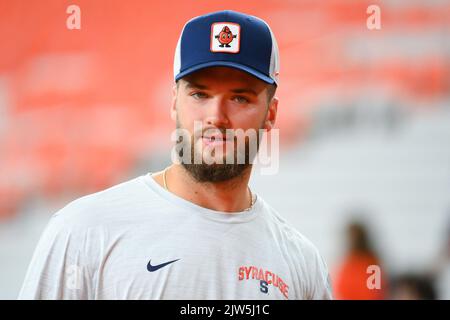 03. September 2022: Syracuse Orange Quarterback Garrett Shrader (6) schaut vor dem Spiel gegen die Louisville Cardinals am Samstag, 3. September 2022 im JMA Wireless Dome in Syracuse, New York, nach. Rich Barnes/CSM Stockfoto