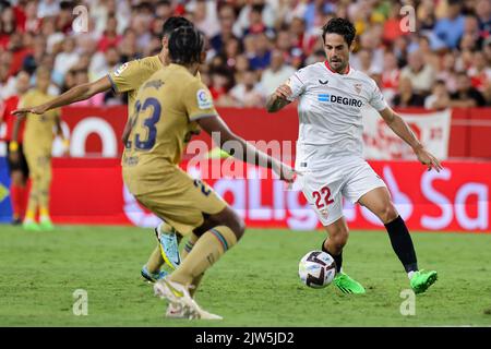 Sevilla, Sevilla, Spanien. 3. September 2022. Francisco Alarcon ''isco'' vom FC Sevilla läuft mit dem Ball während des La Liga Santader-Spiels zwischen Sevilla CF und FC Barcelona bei Ramon Sanchez Pizjuan in Sevilla, Spanien, am 03. September 2022. (Bild: © Jose Luis Contreras/DAX via ZUMA Press Wire) Stockfoto