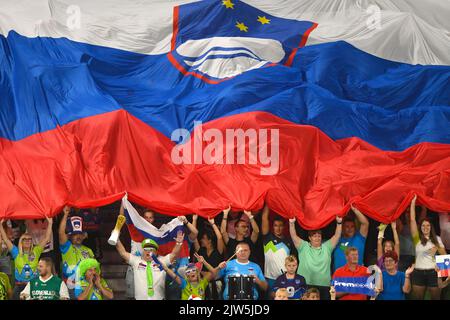 Slowenische Fans bei der Volleyball-Weltmeisterschaft 2022. Arena Stozice, Ljubljana Stockfoto