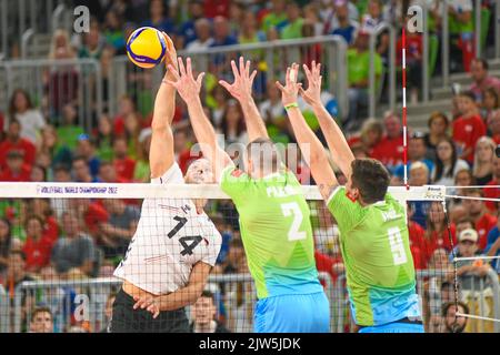 Moritz Karlitzek (Deutschland), Alen Pajenk, Dejan Vincic (Slowenien). Volleyball-Weltmeisterschaft 2022. Achtelrunde Stockfoto