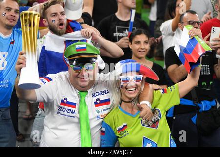 Slowenische Fans bei der Volleyball-Weltmeisterschaft 2022. Arena Stozice, Ljubljana Stockfoto