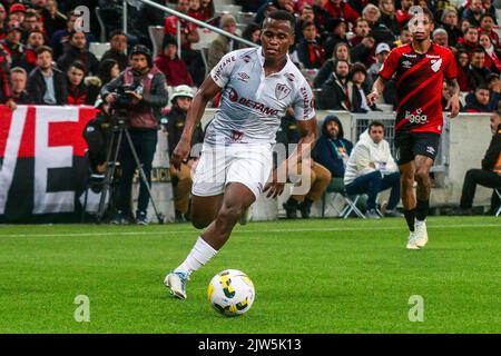 Curitiba, Brasilien. 03. September 2022. PR - Curitiba - 03/09/2022 - BRASILIANISCHER A 2022, ATHLETICO PR X FLUMINENSE - Jhon Arias Spieler für Fluminense während eines Spiels gegen Athletico-PR im Stadion Arena da Baixada für die brasilianische Meisterschaft A 2022. Foto: Gabriel Machado/AGIF/Sipa USA Quelle: SIPA USA/Alamy Live News Stockfoto