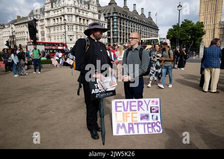 London, Großbritannien. 03. September 2022. Zwei Befürworter des Lebens wurden nach dem Marsch für das Leben mit Plakaten auf dem Parliament Square gesehen. Religiöse Christen und Befürworter des Lebens marschieren in der Londoner Innenstadt und fordern die britische Regierung auf, die Abtreibung zu beenden. Sie glauben an ein Leben der Empfängnis und beschuldigen die Umsetzung des Abtreibungsgesetzes von 1967, das im Vereinigten Königreich zu mehr als 10 Millionen Todesopfer durch Abtreibung geführt hat. Kredit: SOPA Images Limited/Alamy Live Nachrichten Stockfoto