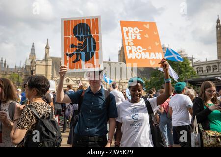London, Großbritannien. 03. September 2022. Zwei Befürworter des Lebens sahen Plakate auf der March for Life-Kundgebung auf dem Parliament Square halten. Religiöse christen und Befürworter des Lebens marschieren in der Londoner Innenstadt und fordern die britische Regierung auf, die Abtreibung zu beenden. Sie glauben an ein Leben der Empfängnis und beschuldigen die Umsetzung des Abtreibungsgesetzes von 1967 hat zu mehr als 10 Millionen Todesopfer im Vereinigten Königreich durch Abtreibung geführt. Kredit: SOPA Images Limited/Alamy Live Nachrichten Stockfoto
