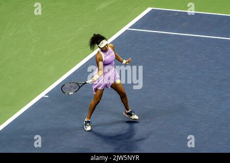 Naomi Osaka (JPN) während ihrer ersten Niederlage bei den US Open Tennis 2022. Stockfoto