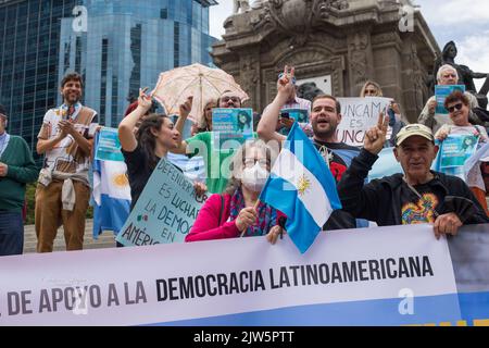 Mexiko-Stadt, CDMX, Mexiko. 3. September 2022. Das Lateinamerikanische Komitee zur Unterstützung der Demokratie, das hauptsächlich aus Argentiniern mit Wohnsitz in Mexiko besteht, veranstaltete nach dem Attentat auf ihr Leben am vergangenen 1. September eine Kundgebung beim Engel der Unabhängigkeit, für Demokratie und in Solidarität mit der argentinischen Vizepräsidentin Cristina FernÃ¡ndez de Kirchner, Die laut den Teilnehmern im Zusammenhang mit der gerichtlichen Verfolgung des ehemaligen Präsidenten geschah (Bild: © Cristian Leyva/ZUMA Press Wire) Stockfoto