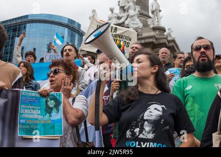 Mexiko-Stadt, CDMX, Mexiko. 3. September 2022. Das Lateinamerikanische Komitee zur Unterstützung der Demokratie, das hauptsächlich aus Argentiniern mit Wohnsitz in Mexiko besteht, veranstaltete nach dem Attentat auf ihr Leben am vergangenen 1. September eine Kundgebung beim Engel der Unabhängigkeit, für Demokratie und in Solidarität mit der argentinischen Vizepräsidentin Cristina FernÃ¡ndez de Kirchner, Die laut den Teilnehmern im Zusammenhang mit der gerichtlichen Verfolgung des ehemaligen Präsidenten geschah (Bild: © Cristian Leyva/ZUMA Press Wire) Stockfoto