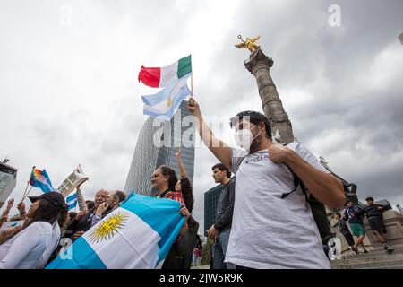 Mexiko-Stadt, CDMX, Mexiko. 3. September 2022. Das Lateinamerikanische Komitee zur Unterstützung der Demokratie, das hauptsächlich aus Argentiniern mit Wohnsitz in Mexiko besteht, veranstaltete nach dem Attentat auf ihr Leben am vergangenen 1. September eine Kundgebung beim Engel der Unabhängigkeit, für Demokratie und in Solidarität mit der argentinischen Vizepräsidentin Cristina FernÃ¡ndez de Kirchner, Die laut den Teilnehmern im Zusammenhang mit der gerichtlichen Verfolgung des ehemaligen Präsidenten geschah (Bild: © Cristian Leyva/ZUMA Press Wire) Stockfoto