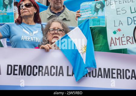 Mexiko-Stadt, CDMX, Mexiko. 3. September 2022. Das Lateinamerikanische Komitee zur Unterstützung der Demokratie, das hauptsächlich aus Argentiniern mit Wohnsitz in Mexiko besteht, veranstaltete nach dem Attentat auf ihr Leben am vergangenen 1. September eine Kundgebung beim Engel der Unabhängigkeit, für Demokratie und in Solidarität mit der argentinischen Vizepräsidentin Cristina FernÃ¡ndez de Kirchner, Die laut den Teilnehmern im Zusammenhang mit der gerichtlichen Verfolgung des ehemaligen Präsidenten geschah (Bild: © Cristian Leyva/ZUMA Press Wire) Stockfoto