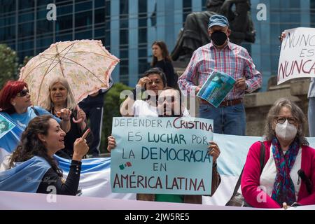 Mexiko-Stadt, CDMX, Mexiko. 3. September 2022. Das Lateinamerikanische Komitee zur Unterstützung der Demokratie, das hauptsächlich aus Argentiniern mit Wohnsitz in Mexiko besteht, veranstaltete nach dem Attentat auf ihr Leben am vergangenen 1. September eine Kundgebung beim Engel der Unabhängigkeit, für Demokratie und in Solidarität mit der argentinischen Vizepräsidentin Cristina FernÃ¡ndez de Kirchner, Die laut den Teilnehmern im Zusammenhang mit der gerichtlichen Verfolgung des ehemaligen Präsidenten geschah (Bild: © Cristian Leyva/ZUMA Press Wire) Stockfoto