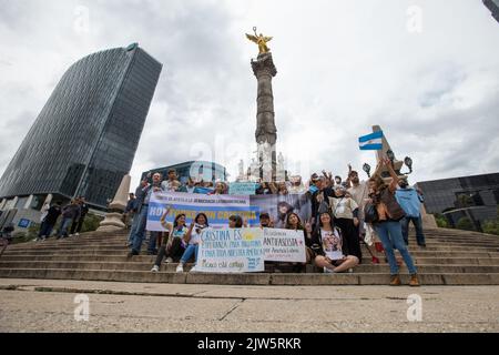 Mexiko-Stadt, CDMX, Mexiko. 3. September 2022. Das Lateinamerikanische Komitee zur Unterstützung der Demokratie, das hauptsächlich aus Argentiniern mit Wohnsitz in Mexiko besteht, veranstaltete nach dem Attentat auf ihr Leben am vergangenen 1. September eine Kundgebung beim Engel der Unabhängigkeit, für Demokratie und in Solidarität mit der argentinischen Vizepräsidentin Cristina FernÃ¡ndez de Kirchner, Die laut den Teilnehmern im Zusammenhang mit der gerichtlichen Verfolgung des ehemaligen Präsidenten geschah (Bild: © Cristian Leyva/ZUMA Press Wire) Stockfoto