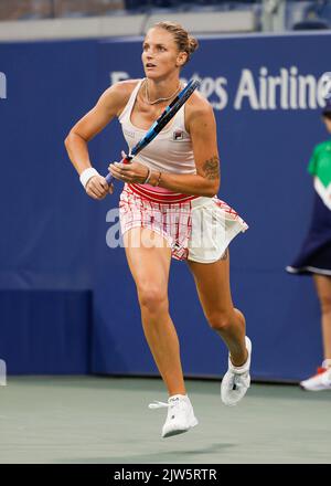 New York, USA, 3..,September 2022. Die tschechische Tennisspielerin Karolina Pliskova in Aktion während des US Open Turniers im Billie Jean King National Tennis Center am Samstag, den 03. September 2022. © Jürgen Hasenkopf / Alamy Live News Stockfoto