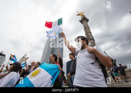 Mexiko-Stadt, CDMX, Mexiko. 3. September 2022. Das Lateinamerikanische Komitee zur Unterstützung der Demokratie, das hauptsächlich aus Argentiniern mit Wohnsitz in Mexiko besteht, veranstaltete nach dem Attentat auf ihr Leben am vergangenen 1. September eine Kundgebung beim Engel der Unabhängigkeit, für Demokratie und in Solidarität mit der argentinischen Vizepräsidentin Cristina FernÃ¡ndez de Kirchner, Die laut den Teilnehmern im Zusammenhang mit der gerichtlichen Verfolgung des ehemaligen Präsidenten geschah (Bild: © Cristian Leyva/ZUMA Press Wire) Stockfoto