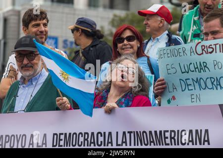 Mexiko-Stadt, CDMX, Mexiko. 3. September 2022. Das Lateinamerikanische Komitee zur Unterstützung der Demokratie, das hauptsächlich aus Argentiniern mit Wohnsitz in Mexiko besteht, veranstaltete nach dem Attentat auf ihr Leben am vergangenen 1. September eine Kundgebung beim Engel der Unabhängigkeit, für Demokratie und in Solidarität mit der argentinischen Vizepräsidentin Cristina FernÃ¡ndez de Kirchner, Die laut den Teilnehmern im Zusammenhang mit der gerichtlichen Verfolgung des ehemaligen Präsidenten geschah (Bild: © Cristian Leyva/ZUMA Press Wire) Stockfoto