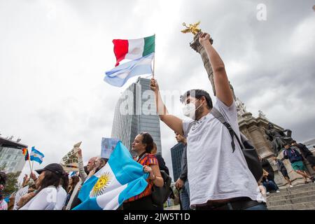 Mexiko-Stadt, CDMX, Mexiko. 3. September 2022. Das Lateinamerikanische Komitee zur Unterstützung der Demokratie, das hauptsächlich aus Argentiniern mit Wohnsitz in Mexiko besteht, veranstaltete nach dem Attentat auf ihr Leben am vergangenen 1. September eine Kundgebung beim Engel der Unabhängigkeit, für Demokratie und in Solidarität mit der argentinischen Vizepräsidentin Cristina FernÃ¡ndez de Kirchner, Die laut den Teilnehmern im Zusammenhang mit der gerichtlichen Verfolgung des ehemaligen Präsidenten geschah (Bild: © Cristian Leyva/ZUMA Press Wire) Stockfoto