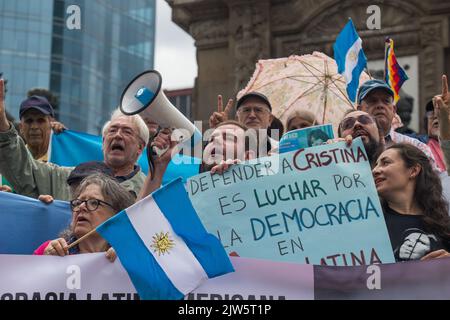 Mexiko-Stadt, CDMX, Mexiko. 3. September 2022. Das Lateinamerikanische Komitee zur Unterstützung der Demokratie, das hauptsächlich aus Argentiniern mit Wohnsitz in Mexiko besteht, veranstaltete nach dem Attentat auf ihr Leben am vergangenen 1. September eine Kundgebung beim Engel der Unabhängigkeit, für Demokratie und in Solidarität mit der argentinischen Vizepräsidentin Cristina FernÃ¡ndez de Kirchner, Die laut den Teilnehmern im Zusammenhang mit der gerichtlichen Verfolgung des ehemaligen Präsidenten geschah (Bild: © Cristian Leyva/ZUMA Press Wire) Stockfoto