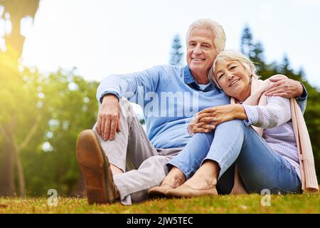 Waren noch mehr verliebt als je zuvor. Porträt eines älteren Paares, das den Tag gemeinsam in einem Park genießt. Stockfoto