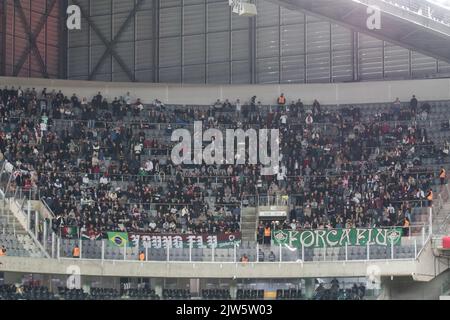 Curitiba, Brasilien. 03. September 2022. PR - Curitiba - 09/03/2022 - BRASILIANISCHER A 2022, ATHLETICO PR X FLUMINENSE - Fluminense Fans während eines Spiels gegen Athletico-PR im Stadion Arena da Baixada für die brasilianische Meisterschaft A 2022. Foto: Robson Mafra/AGIF/Sipa USA Quelle: SIPA USA/Alamy Live News Stockfoto