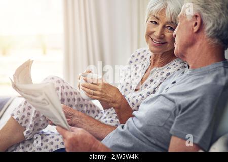 Es gibt keinen Platz wie den neben Ihnen, ein älteres Paar liegt im Bett. Stockfoto