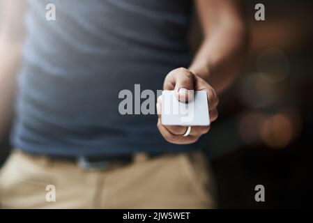 Wischen Sie es von meinem Scheckkonto. Ein Mann hält eine Kreditkarte. Stockfoto