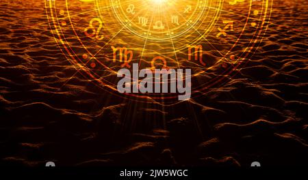 Der Sand des Strandes im Sonnenuntergang mit dem durchgehenden Sonnenlicht haben astrologische Symbole. Stockfoto