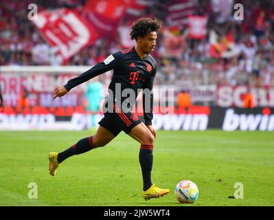 Berlin, Deutschland. 3. September 2022. Leroy Sane von Bayern München bricht beim Bundesliga-Fußballspiel der ersten Liga zwischen dem FC Union Berlin und Bayern München in Berlin, Deutschland, am 3. September 2022 durch. Quelle: Ren Pengfei/Xinhua/Alamy Live News Stockfoto