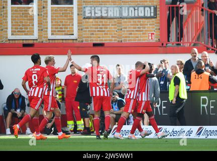 Berlin, Deutschland. 3. September 2022. Die Spieler der Union Berlin feiern das Tor beim Bundesliga-Fußballspiel der ersten Liga zwischen dem FC Union Berlin und Bayern München am 3. September 2022 in Berlin. Quelle: Ren Pengfei/Xinhua/Alamy Live News Stockfoto