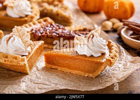 Auswahl an Thanksgiving-Kuchen-Scheiben auf Pergamentpapier Stockfoto