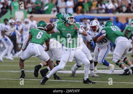 Denton, Texas, USA. 03. September 2022. North Texas Mean Green Quarterback Austin Aune (2) Versuchen Sie im zweiten Quartal während des NCAA-Fußballspiels zwischen dem North Texas Mean Green und den Southern Methodist Mustangs im Apogee Stadium in Denton, Texas, einen Pass. Ron Lane/CSM/Alamy Live News Stockfoto