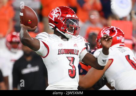 03. September 2022: Louisville Cardinals Quarterback Malik Cunningham (3) spielt in der ersten Hälfte am Samstag, 3. September 2022, im JMA Wireless Dome in Syracuse, New York, den Ball gegen die Syracuse Orange. Rich Barnes/CSM Stockfoto