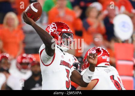 03. September 2022: Louisville Cardinals Quarterback Malik Cunningham (3) spielt in der ersten Hälfte am Samstag, 3. September 2022, im JMA Wireless Dome in Syracuse, New York, den Ball gegen die Syracuse Orange. Rich Barnes/CSM Stockfoto