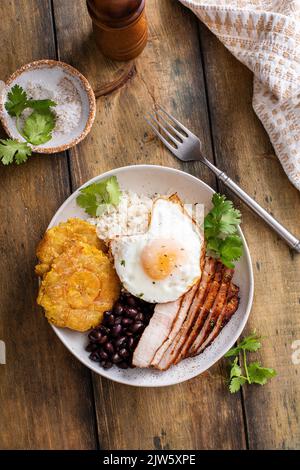 Karibisches oder lateinamerikanisches Frühstück mit Reis, Bohnen und Schweinefleisch Stockfoto