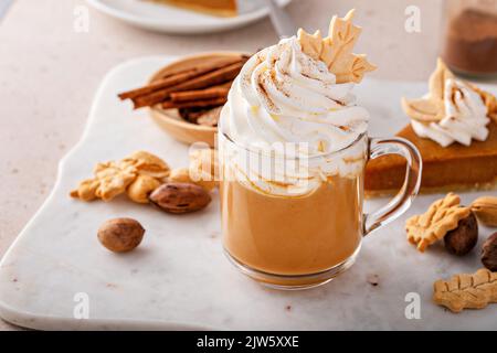 Kürbisgewürz Latte mit Schlagsahne und Zimt gekrönt Stockfoto