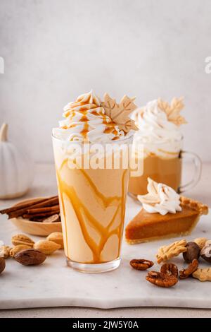 Kürbiskuchen-Milchshake mit Karamellsirup und Schlagsahne Stockfoto