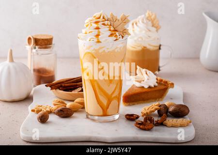 Kürbiskuchen-Milchshake mit Karamellsirup und Schlagsahne Stockfoto