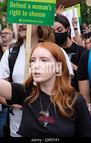 London, Großbritannien, 3.. September 2022. Die Aktivistin Patsy Stevenson, die während der Sarah Everard Mahnwache verhaftet wurde, schließt sich den Wahlkämpfern von Frauen an, die sich auf dem Parliament Square versammelten, um gegen die jährliche Veranstaltung „March for Life“ zu protestieren, an der unter anderem evangelische Christen und Katholiken teilnehmen, die sich gegen Abtreibung aussprechen. Wahlkampfgruppen sagen, dass der Umbruch von Roe gegen Wade in den USA die Anti-Abtreibungsgegner weltweit ermutigt hat. Kredit: Elfte Stunde Fotografie/Alamy Live Nachrichten. Stockfoto