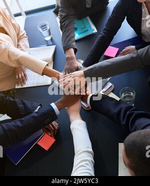 Wir sind eins. Eine Gruppe von nicht erkennbaren Völkern Hände. Stockfoto