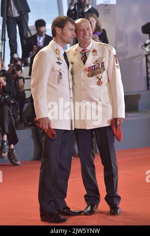 Venedig, Italien. 03. September 2022. Mario Falak und Charles Eismayer besuchen die Premiere des Films 'Master Gardener' auf den Internationalen Filmfestspielen Venedig 79. am Samstag, 3. September 2022 in Venedig, Italien. Foto von Rocco Spaziani/UPI Credit: UPI/Alamy Live News Stockfoto