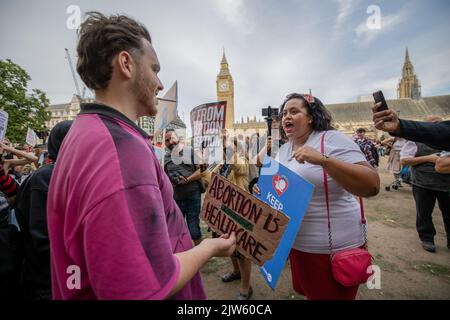 London, Großbritannien. 03. September 2022. Ein Befürworter des Lebens sah, wie er während eines Gegenprotestes über Abtreibungsrechte auf dem Parliament Square einen Pro-Choice-Protestler konfrontieren konnte. Pro-Abtreibungsaktivisten organisierten einen Gegenprotest zum Marsch für das Leben, um das Recht der Rettung von Abtreibungen für Frauen, die dies benötigen, zu befürworten. Während der Gegenproteste auf dem Parliament Square in London stehen sie vor Konfrontationen der Befürworter des Lebens. Kredit: SOPA Images Limited/Alamy Live Nachrichten Stockfoto