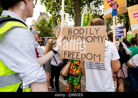 London, Großbritannien. 03. September 2022. Ein Pro-Abtreibungsbefürworter sah, wie er während eines Gegen-Protests über Abtreibungsrechte auf dem Parliament Square ein Plakat hielt. Pro-Abtreibungsaktivisten organisierten einen Gegenprotest zum Marsch für das Leben, um das Recht der Rettung von Abtreibungen für Frauen, die dies benötigen, zu befürworten. Während der Gegenproteste auf dem Parliament Square in London stehen sie vor Konfrontationen der Befürworter des Lebens. Kredit: SOPA Images Limited/Alamy Live Nachrichten Stockfoto